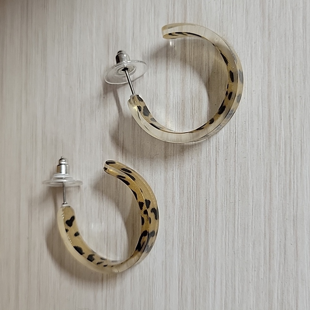 LEOPARD PRINT HOOPS - Picture 7 of 7